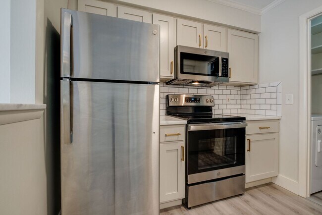Building Photo - Renovated Condo in Green Hills Four Seasons!