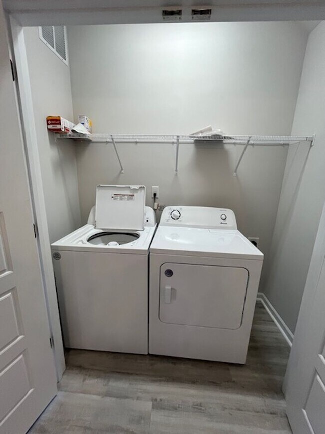 Building Photo - Stunning townhouse located in the heart of Winnabow!