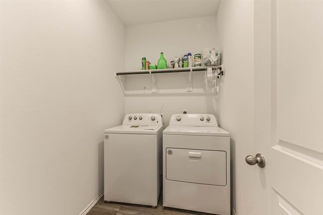 Building Photo - 712 Brazos Trl