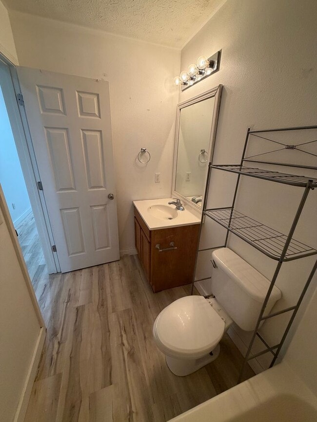 Building Photo - 3 Bedroom | 2 Bathroom | 1,100 square feet | Merriam Woods MO!