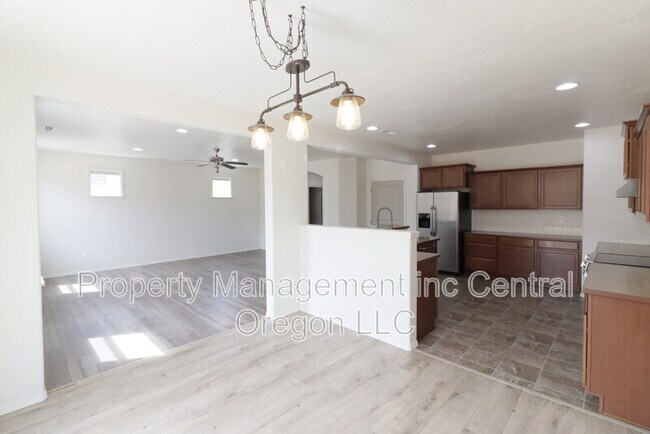 Building Photo - 3576 SW Pumice Ave