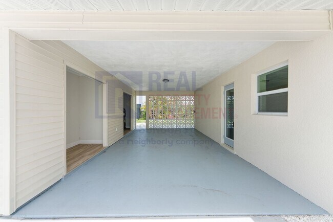 Building Photo - 411 Pine Tree Terrace