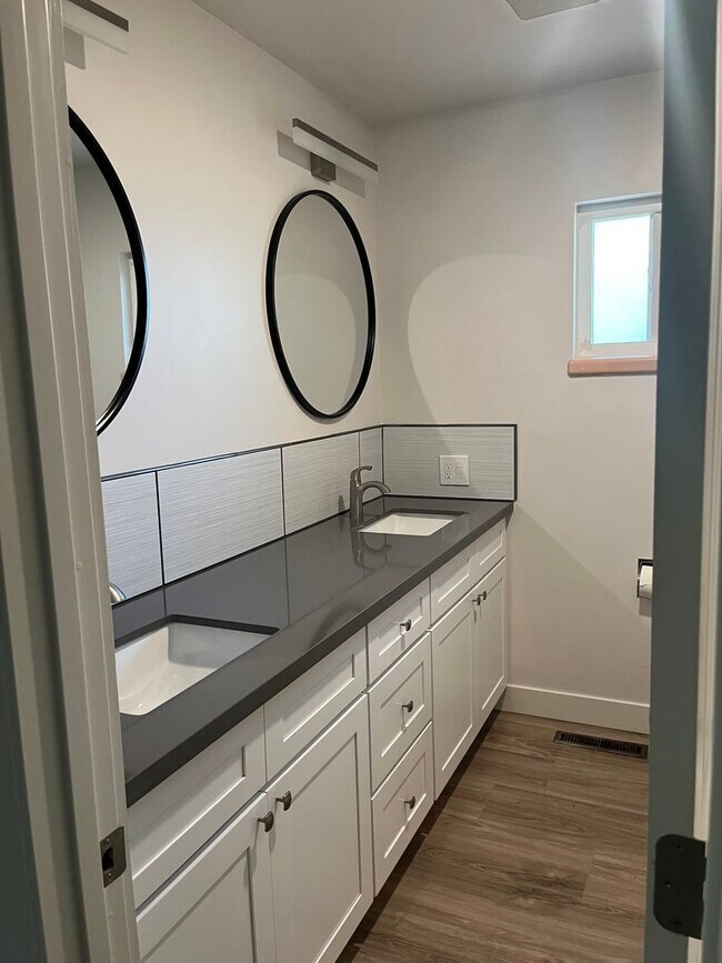 Building Photo - 2 Bedroom / 1 Bathroom Duplex in Old South...