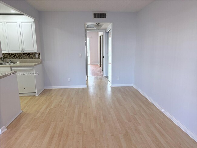 Building Photo - 1072 Cornwall D