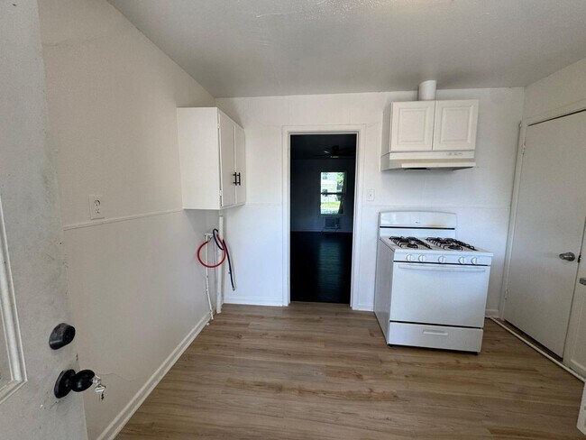 Building Photo - 400-402 North Jefferson - Kaufman