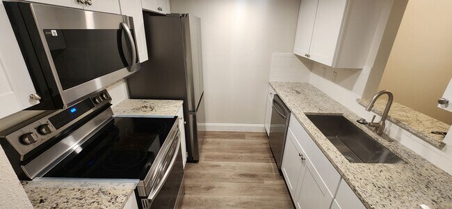 Building Photo - 2-Bed/1-Bath Townhome -Silver Creek Villas- Gated Community