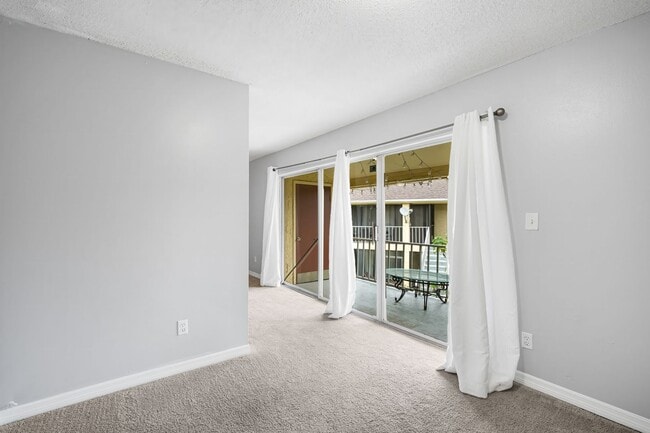 Building Photo - Affordable 3/2 in the Heart of Town And Co...
