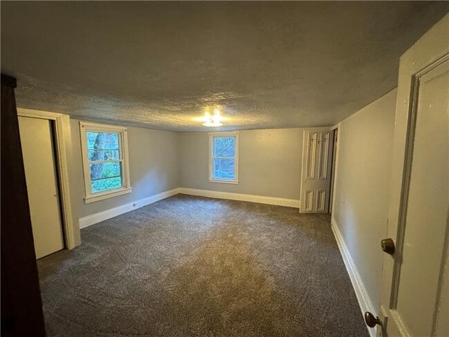 Building Photo - 576 Glenfield Rd