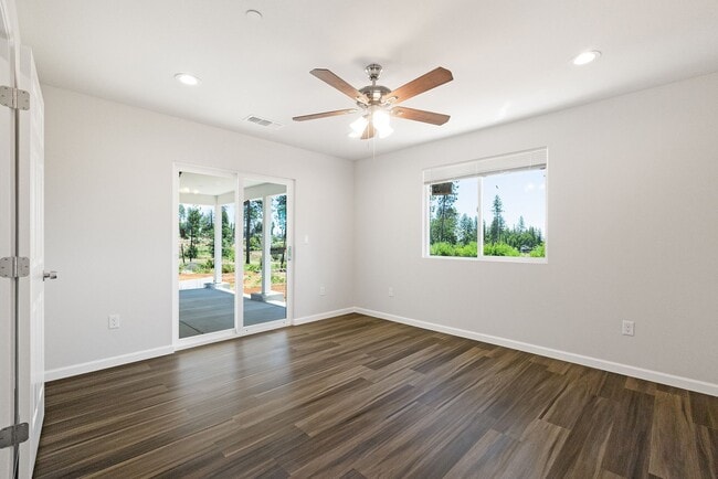 Building Photo - Paradise- 2 bed 2 bath +Bonus room, No Pets, Garage, fenced yard, RV parking