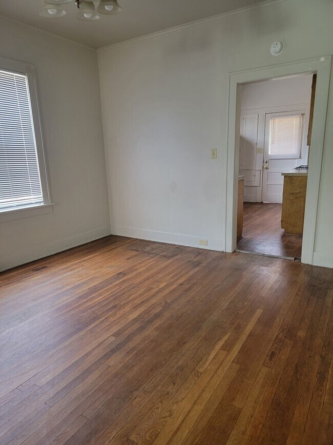 Building Photo - 3 Bedroom 1 Bathroom Highland Home