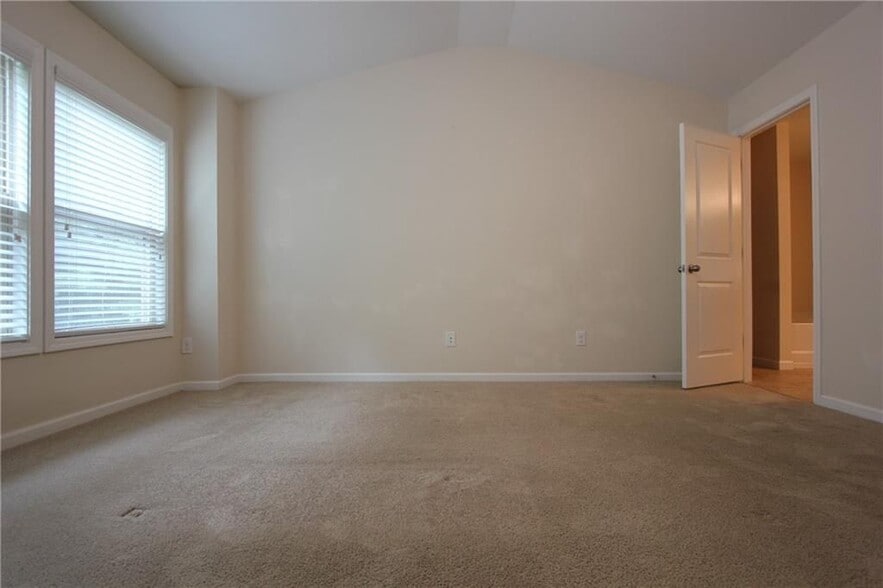 Building Photo - 2132 Greencrest Cir