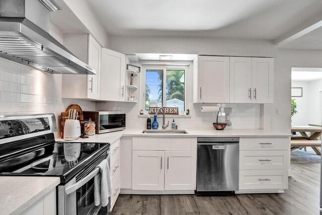 Building Photo - 3201 SW 16th Ct