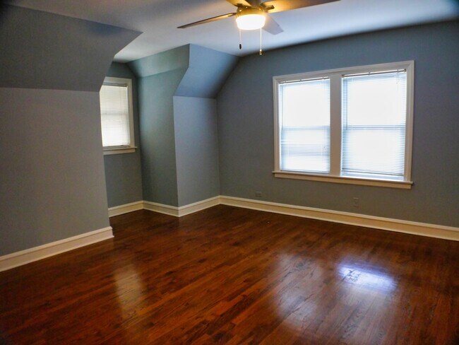 Building Photo - 9337 S Richmond Ave