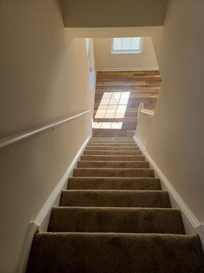 Building Photo - 3 Bedroom 2 1/2 bath ** End Unit** Townhome for Rent in Waynesboro