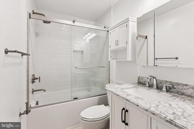 Building Photo - 1116 C St NE