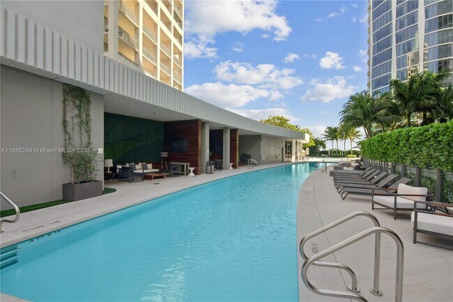 Building Photo - 2831 S Bayshore Dr