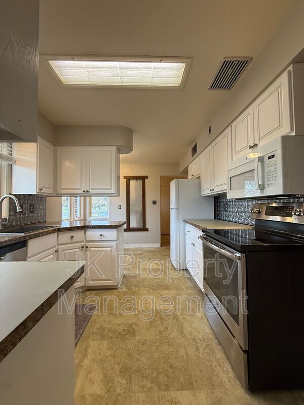 Building Photo - 1726 Alder Dr