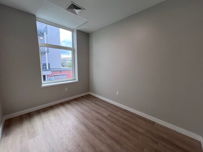 Building Photo - 163 Chestnut St