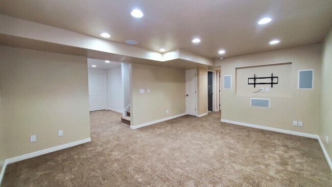 Building Photo - 483 E Apple Blossom Dr