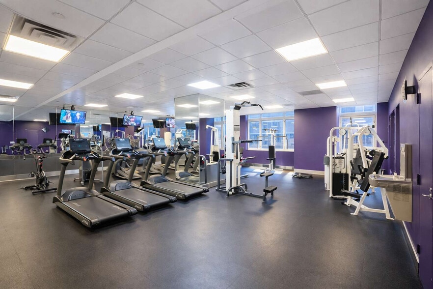 Building Photo - 350 W 43rd St