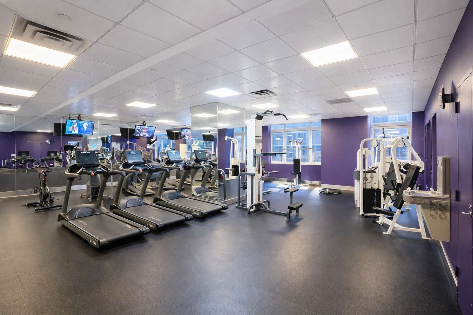 Building Photo - 350 W 43rd St