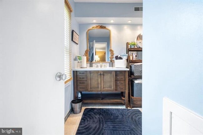 Building Photo - 5213 Le Parc Dr