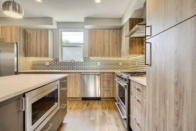 Building Photo - 3 bedroom / 3.5 bath Townhome + 2 Large Flex Spaces & Spacious Roof Top Deck!