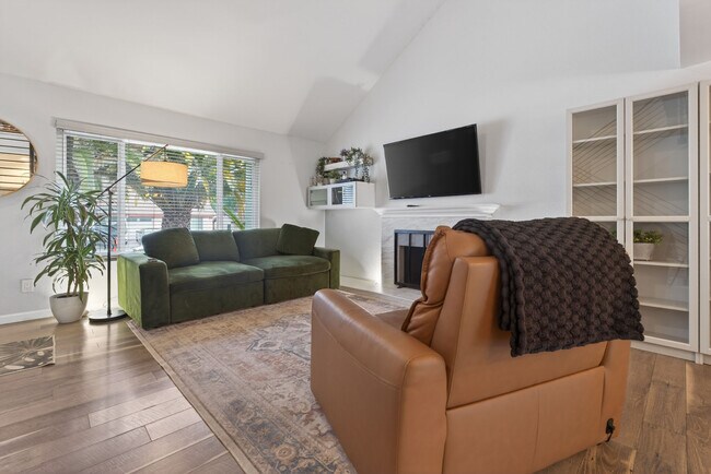 Building Photo - 976 Di Marino St