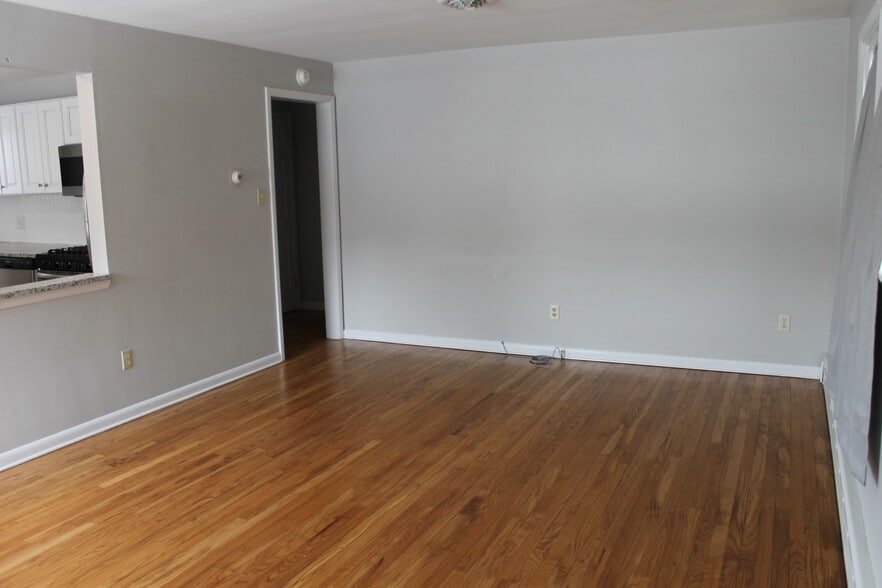 Building Photo - 121 S Main St