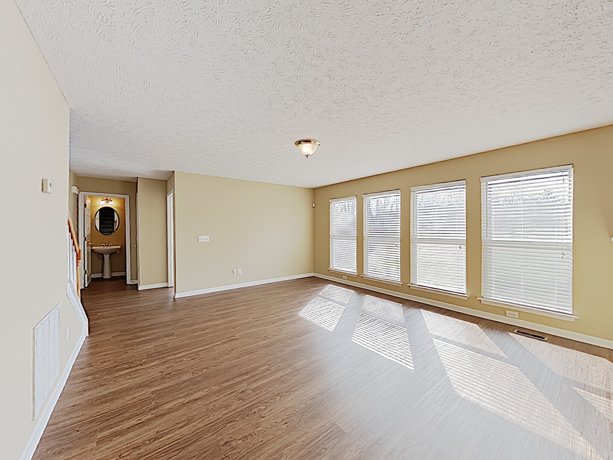 Building Photo - 158 Vintage Cir