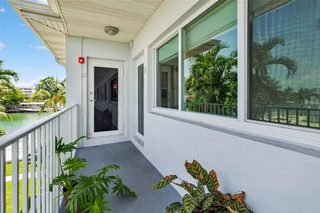 Building Photo - 7207 Bay Dr