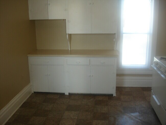 Building Photo - 206 Burr