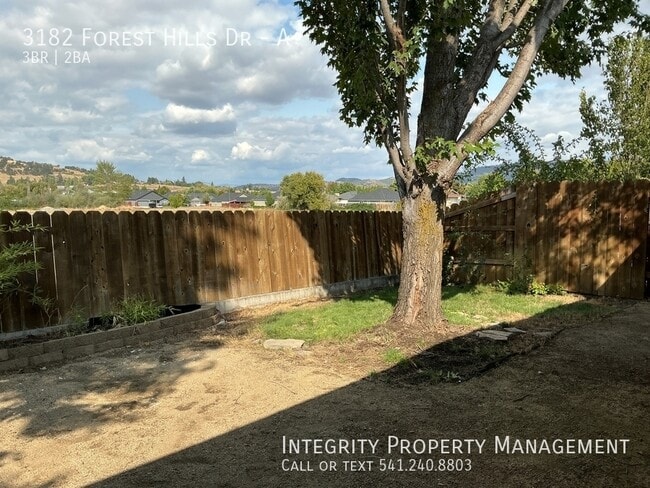 Building Photo - 3182 Forest Hills Dr