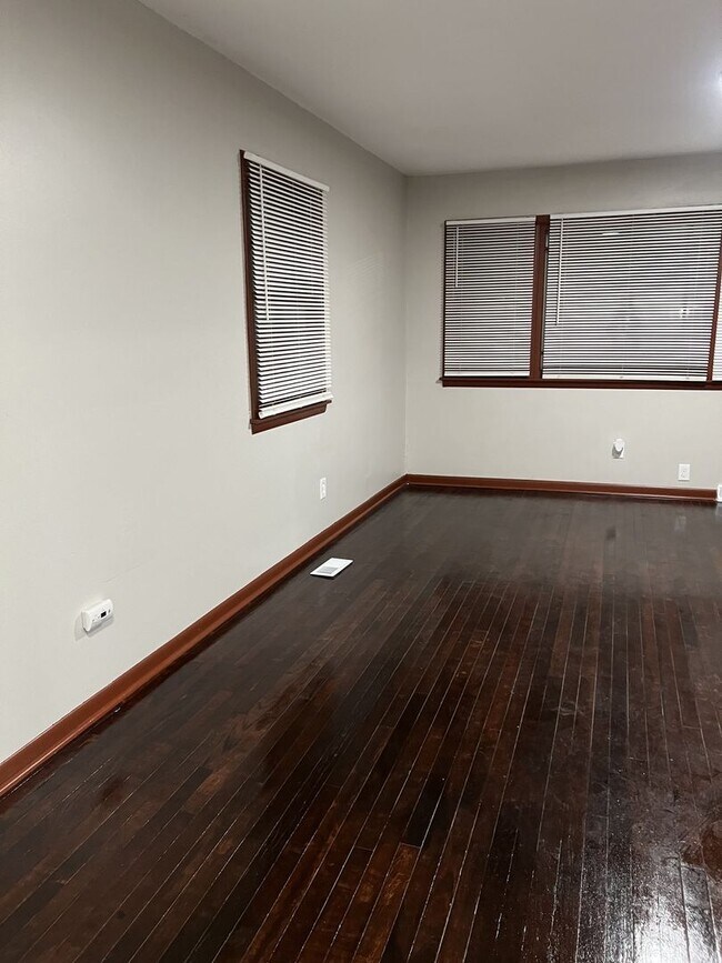 Building Photo - Welcome to this charming 3-bedroom, 1-bath...