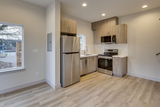 Building Photo - Beautiful 2 bed 2 bath townhouse!
