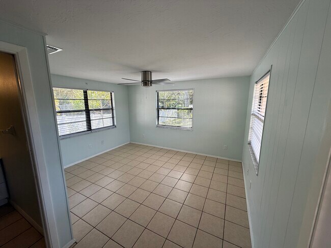 Building Photo - 1211 4th St W