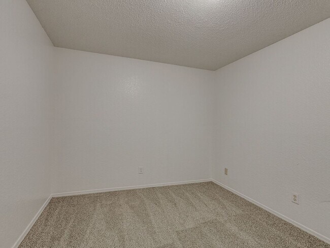 Building Photo - MOVE IN SPECIAL NO DEPOSIT IF LEASED BY JU...
