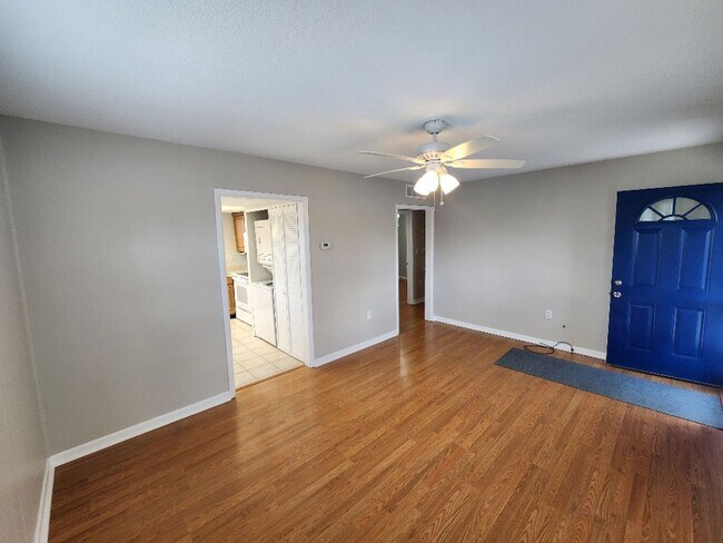 Building Photo - Reduced beachside bungalow!!