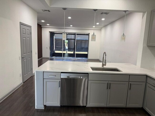 Building Photo - 2865 Polana St