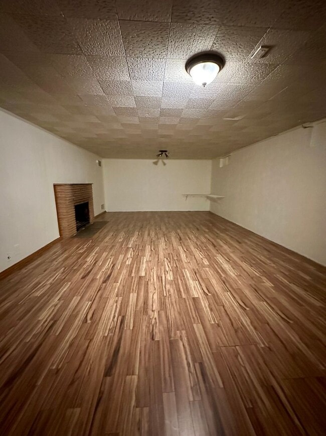 Building Photo - PENDING APPLICATION- Spacious 3 Bedroom/1....