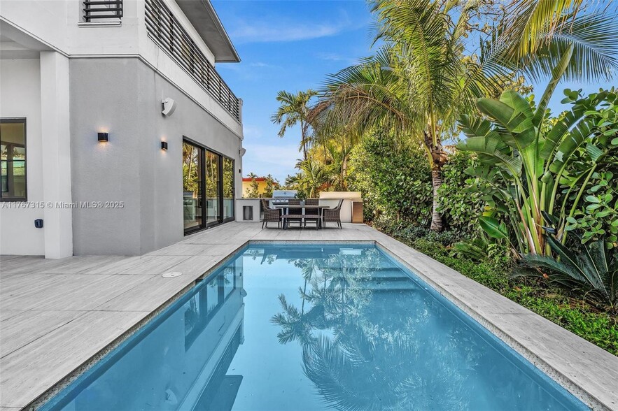 Building Photo - 9264 Dickens Ave