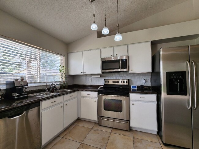 Building Photo - Gorgeous 3-Bedroom, 2-Bathroom in Brandon