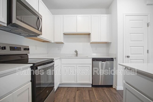 Building Photo - 5714 Somerset Dr