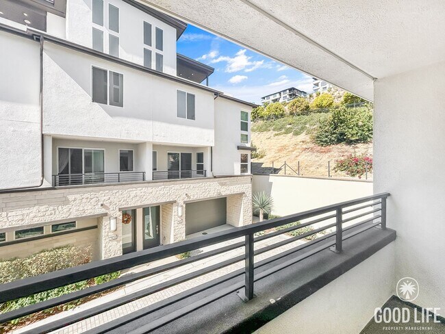 Building Photo - Beautiful 3BD/2.5BA W/ AC and Attached Gar...