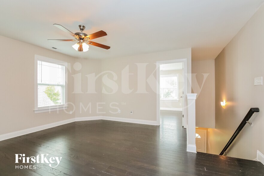 Building Photo - 121 Wintergreen Ct