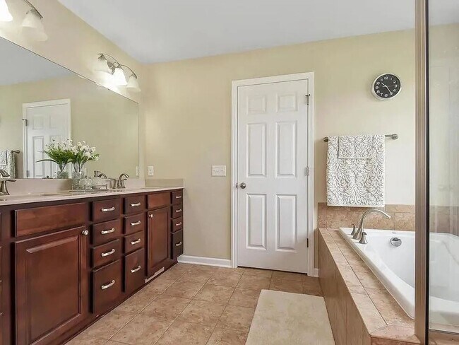 Building Photo - Beautiful 5bed home in apple valley! Dont miss this one!