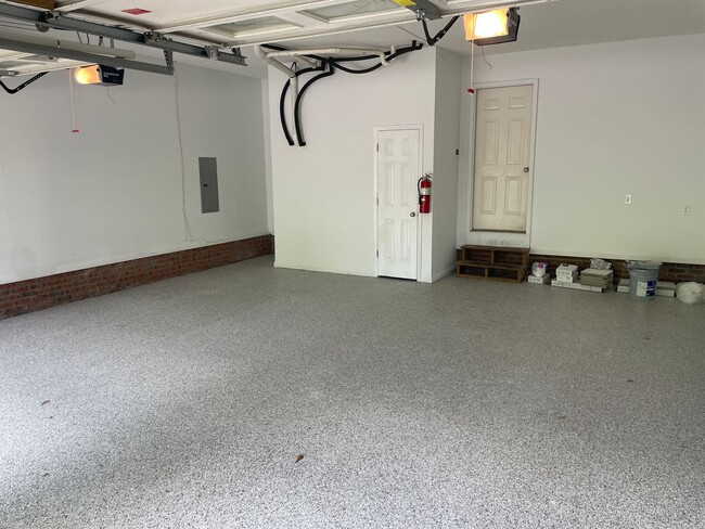 Building Photo - 4 Bed | 3 Bath Home with 1st-Floor Primary...