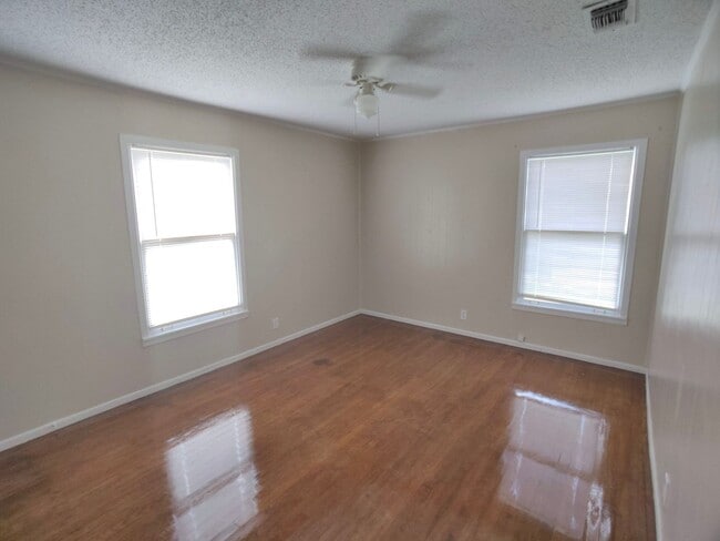 Building Photo - COMING AUGUST 2025 - Cute 3-Bedroom Home i...