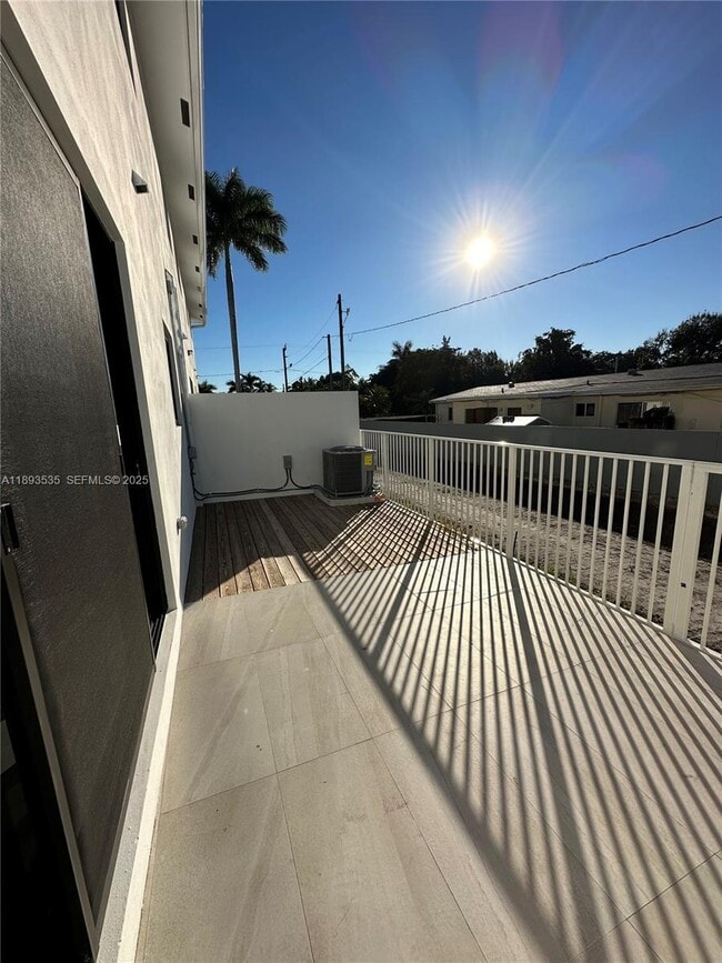 Building Photo - 4625 SW 32nd Ave