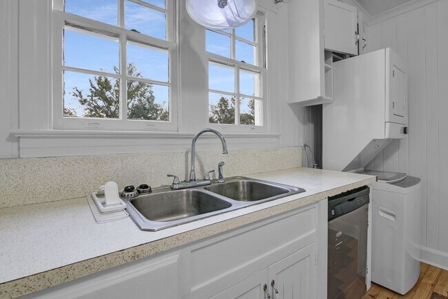 Building Photo - 2 Bedroom, 1 Bath home in Center of Richmond Hill - Richmond Hill close to Ft. Stewart and HAAF